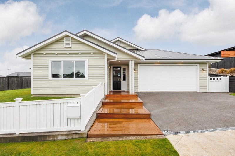 24 Vaucluse Heights, Fitzherbert, Palmerston North - Carousel 1