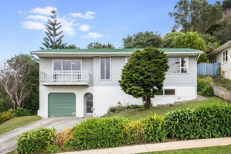 3 Mckelvey Place, Tawa, Wellington - Carousel 1