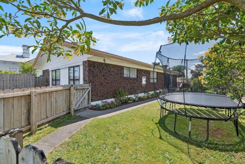 2/1 Manse Road, Pahurehure, Papakura - Carousel 1