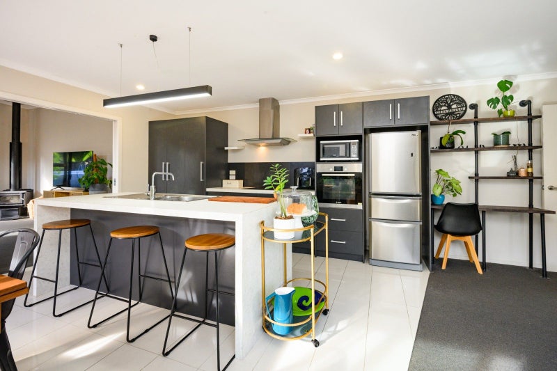18 Galea Grove, Kelvin Grove, Palmerston North - Carousel 2