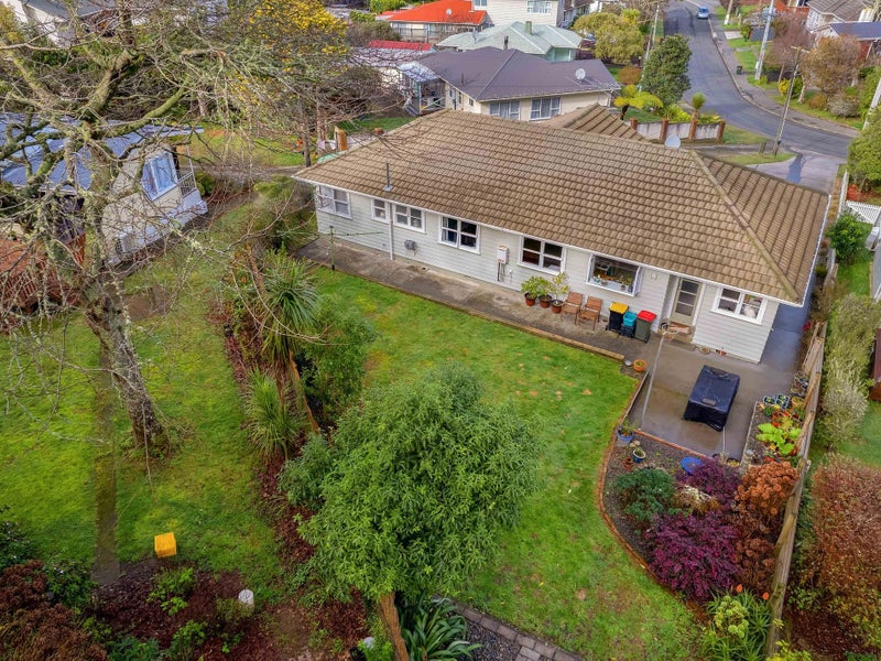 46 Kiwi Crescent, Tawa, Wellington - Carousel 1