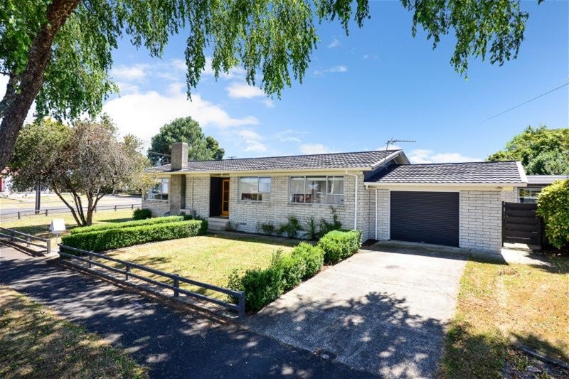 18 Leeds Street, Silverdale, Hamilton - Carousel 1