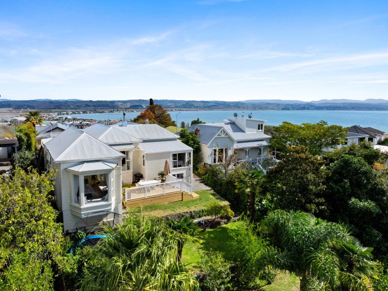 13 Roslyn Road, Bluff Hill, Napier - Carousel 2