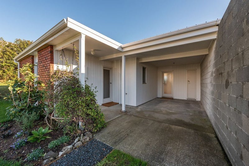 39 Colchester Crescent, Newlands, Wellington - Carousel 8