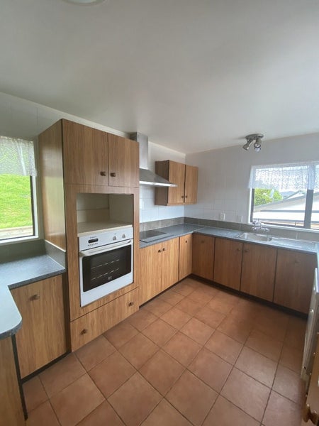 10 Ordley Grove, Tawa, Wellington - Carousel 2