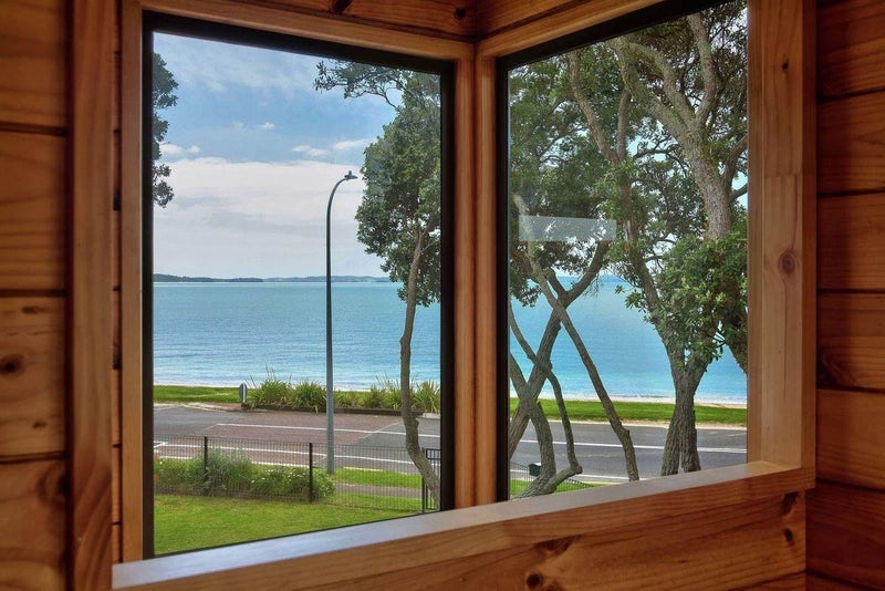 33 The Esplanade, Eastern Beach, Auckland - Carousel 2