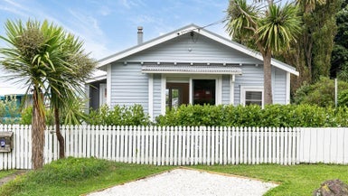 9 Cave Road, Houghton Bay, Wellington - Carousel 1