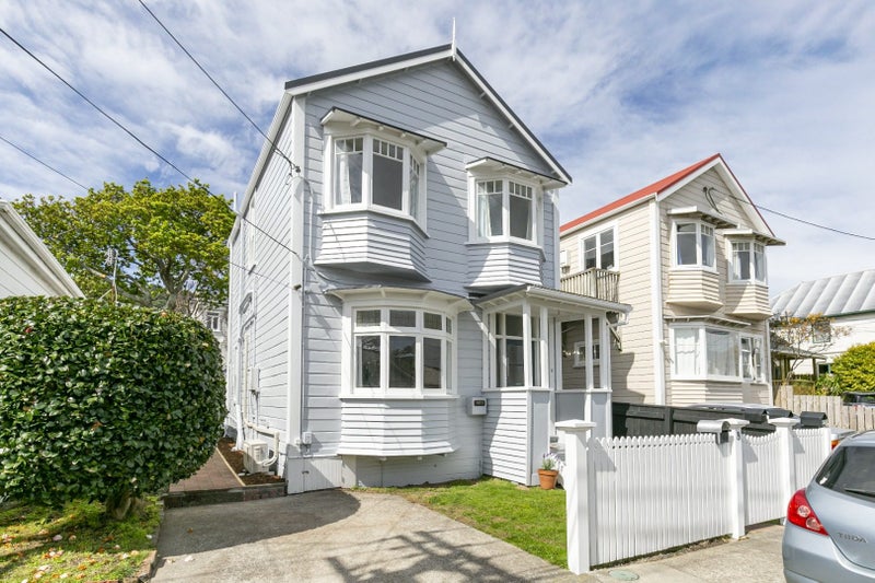 8 Moir Street, Mount Victoria, Wellington - Carousel 1
