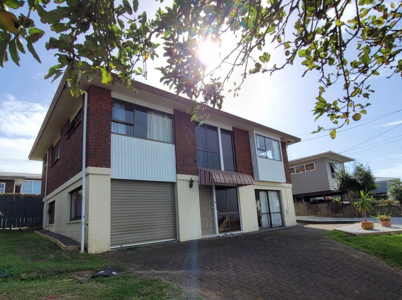 1/13 Currey Crescent, Milford, Auckland - Carousel 2