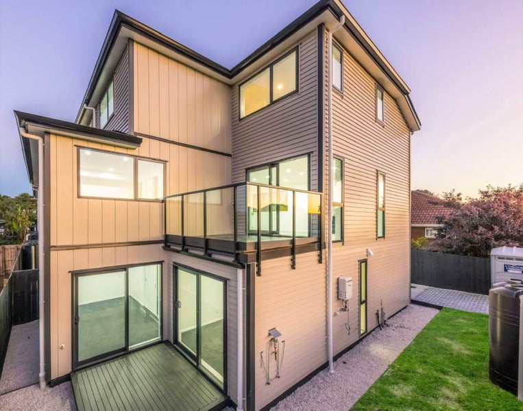 31E Waddell Avenue, Point England, Auckland - Carousel 2