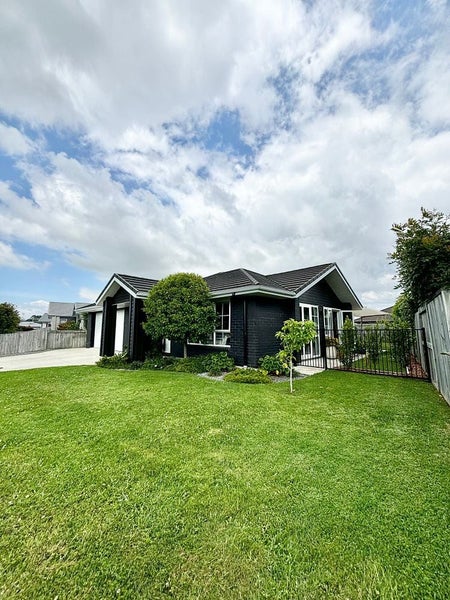 8 Kahuparere Crescent, Pyes Pa, Tauranga - Carousel 2