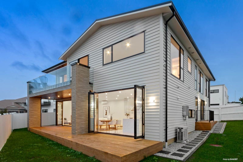 10 Awakirihi Close, Shamrock Park, Auckland - Carousel 1