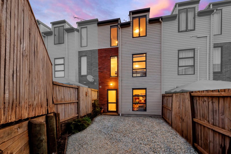 35 Barnea Circle, Glen Eden, Auckland - Carousel 1