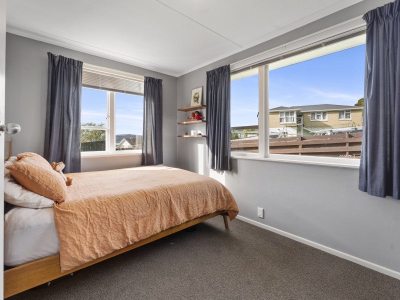 2 Mahinawa Street, Takapuwahia, Porirua - Carousel 19