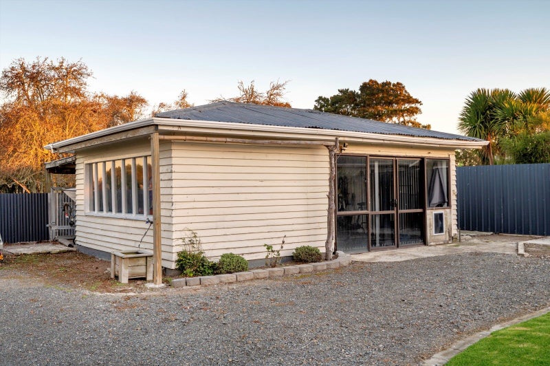 13 East Bank Road, Thornton - Carousel 15
