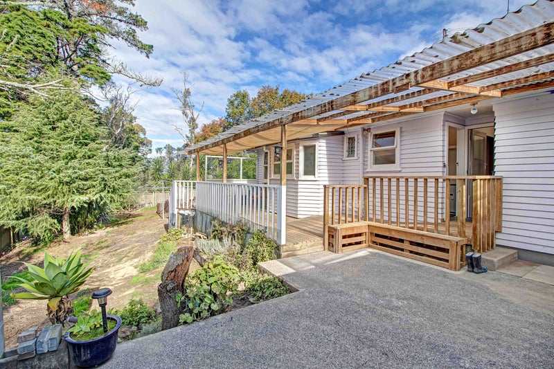 49 Totaravale Drive, Totara Vale, Auckland - Carousel 1