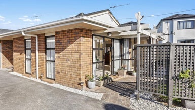 2/111 Kolmar Road, Papatoetoe, Auckland - Carousel 1