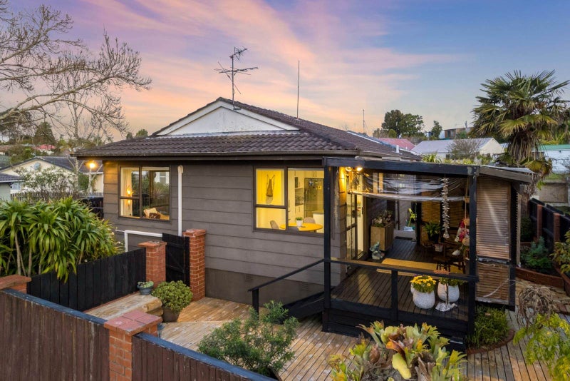 21B Glucina Place, Glen Eden, Auckland - Carousel 1