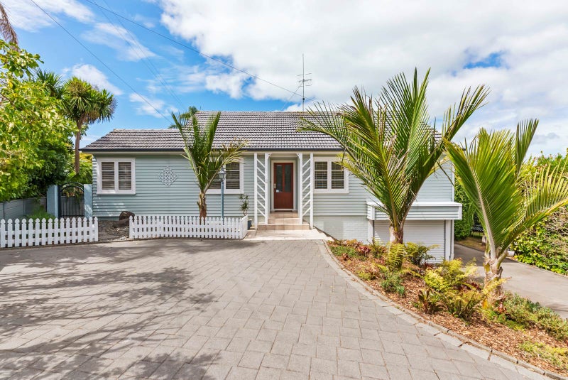 18 Beach Road, Mellons Bay, Auckland - Carousel 1