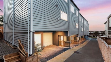 5D Liston Street, Northcote, Auckland - Carousel 1