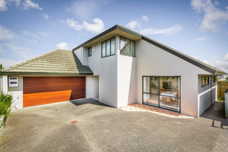 2/12 Richards Avenue, Forrest Hill, Auckland - Carousel 1