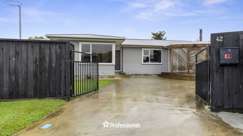 42 Mountbatten Grove, Clouston Park, Upper Hutt - Carousel 1