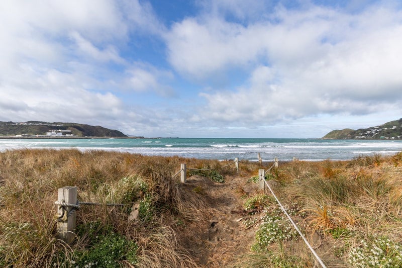1/10 Lyall Parade, Lyall Bay, Wellington - Carousel 1
