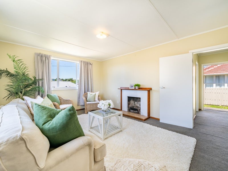 6 Mexted Crescent, Ranui, Porirua - Carousel 1