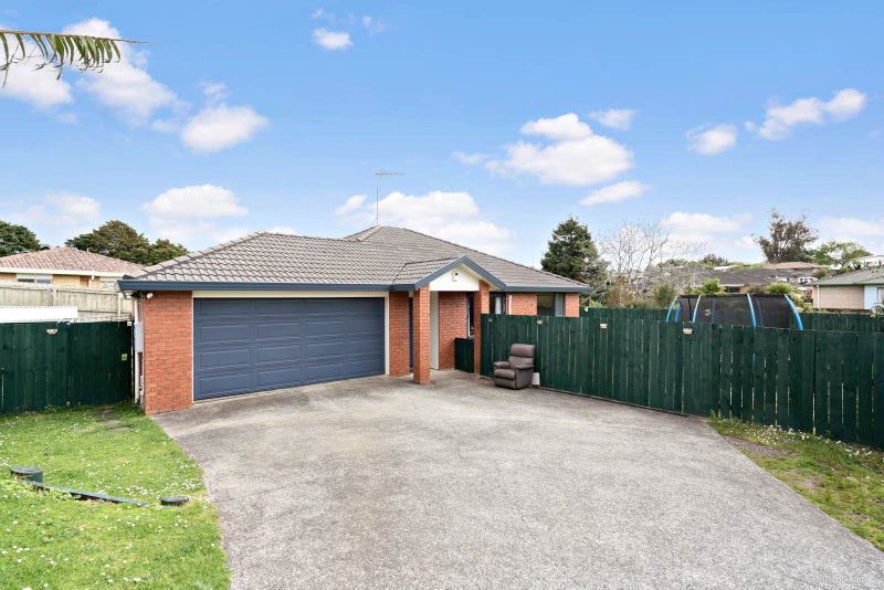 15 Loughinisland Place, Weymouth, Auckland - Carousel 1