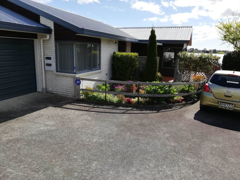 2/175 Cook Street, Howick, Auckland - Carousel 1