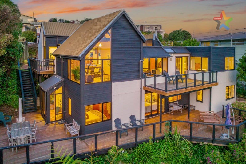 4 Hibiscus Grove, Maungaraki, Lower Hutt - Carousel 1