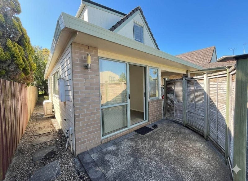 8 Lilian Place, Farm Cove, Auckland - Carousel 1