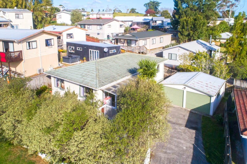 1 Cyril Crescent, West Harbour, Auckland - Carousel 1