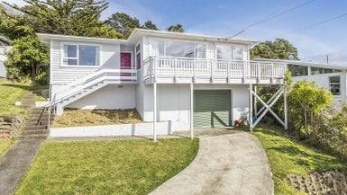 7 Alwyn Place, Newlands, Wellington - Carousel 1