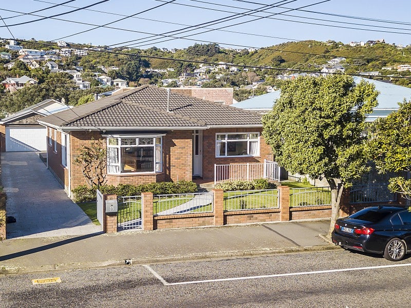 25 Derwent Street, Island Bay, Wellington - Carousel 1