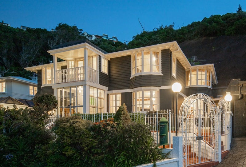 7A Wilkinson Street, Oriental Bay, Wellington - Carousel 1