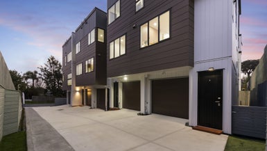 4/2 Flaunty Place, West Harbour, Auckland - Carousel 1