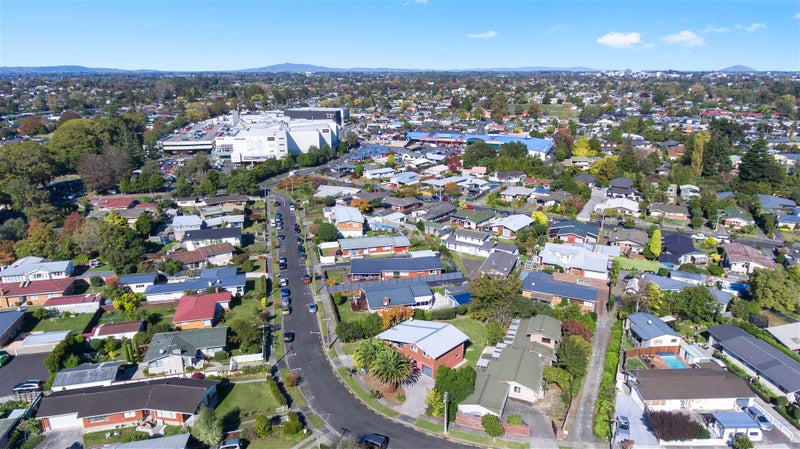 20 De Vere Crescent, Chartwell, Hamilton - Carousel 35