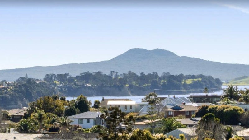 1 Charles Dickens Drive, Mellons Bay, Auckland - Carousel 1