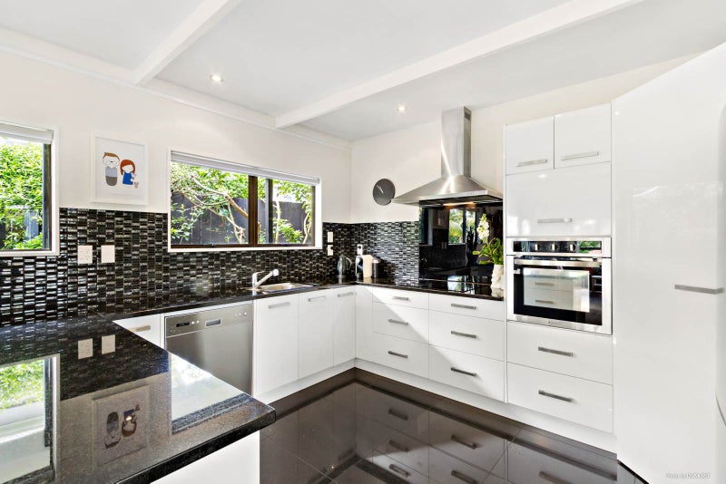 2 Hemington Street, Waterview, Auckland - Carousel 2