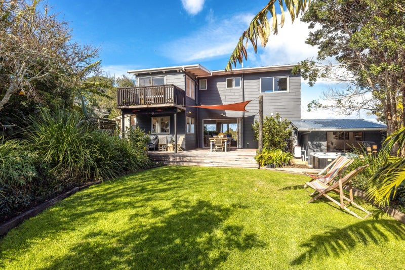 3 George Street, Surfdale, Waiheke Island - Carousel 1