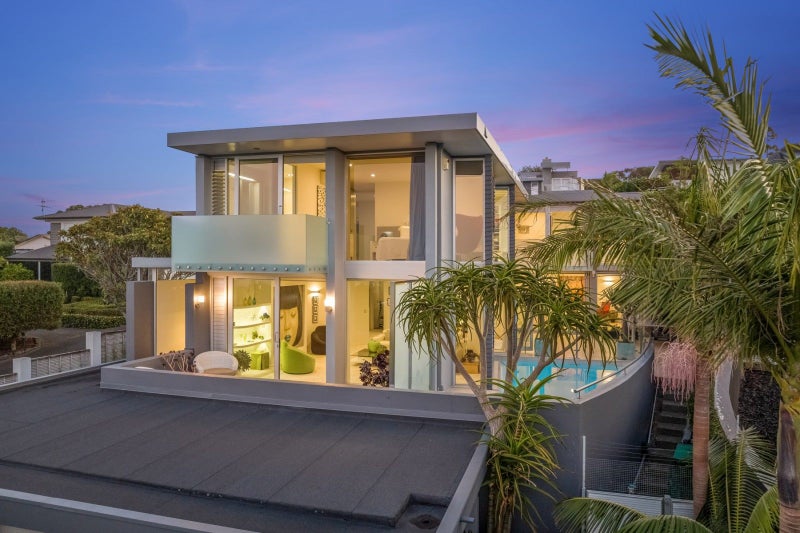 10A Eastcliffe Road, Castor Bay, Auckland - Carousel 1