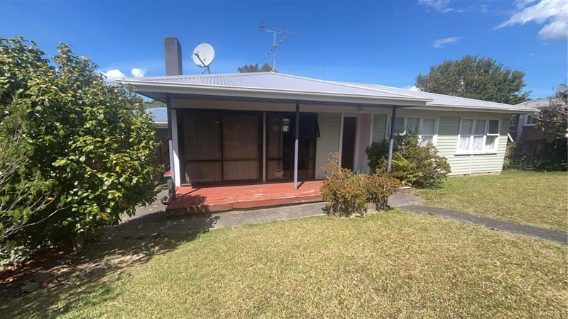 4 Heather Place, Sunnynook, Auckland - Carousel 1