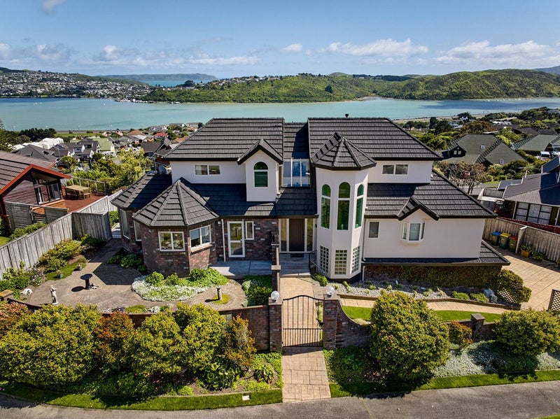 4 Tombane Terrace, Papakowhai, Porirua - Carousel 1