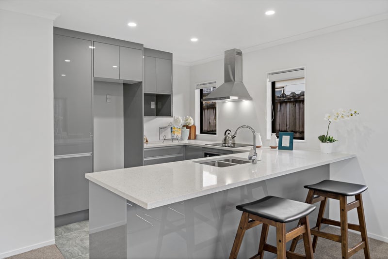 10 Taatahi Street, Weymouth, Auckland - Carousel 2