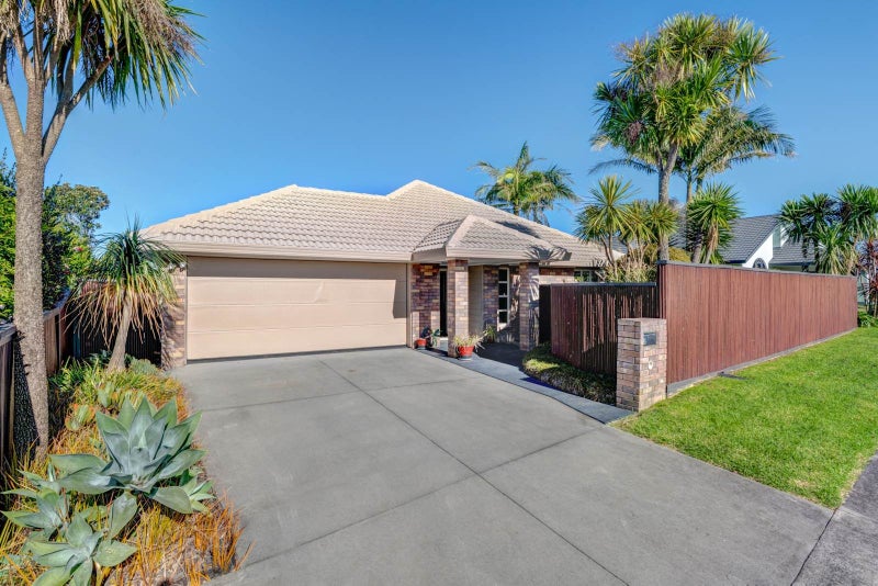 24 Suncrest Drive, West Harbour, Auckland - Carousel 1