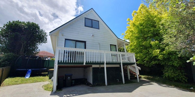 33A Owairaka Avenue, Mount Albert, Auckland - Carousel 1