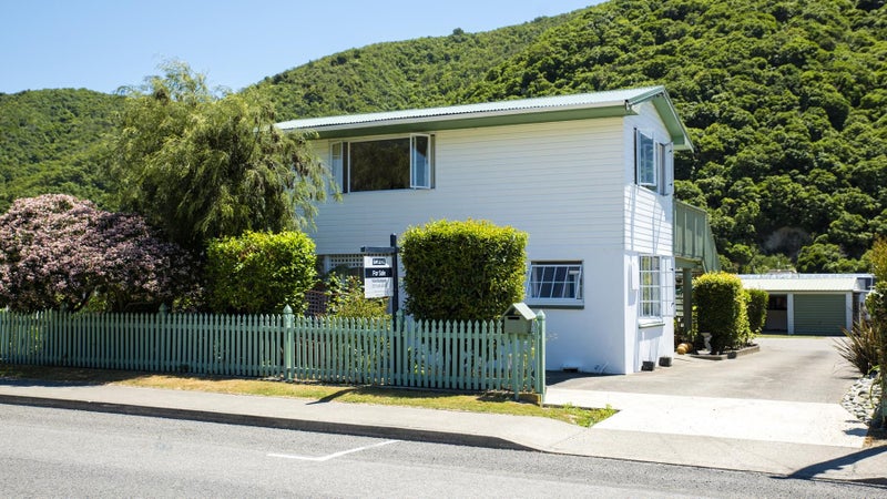 48 Beach Road, Waikawa, Picton - Carousel 1