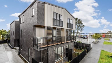 9B Huia Road, Point Chevalier, Auckland - Carousel 1