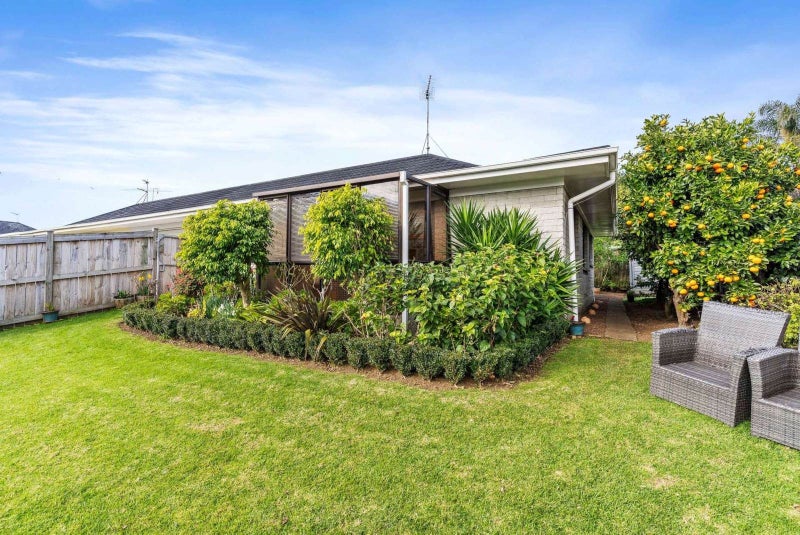 2/77 Stanniland Street, Sunnyhills, Auckland - Carousel 1